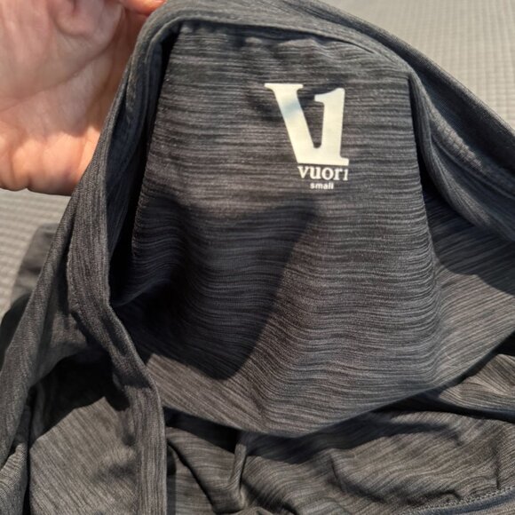 VUORI Lux Performance Pocket Tee Charcoal heather grey Size Small EUC - Picture 6 of 8